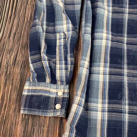 Wrangler Blue Plaid Button Down Shirt- Size Medium - Picture 12 of 15